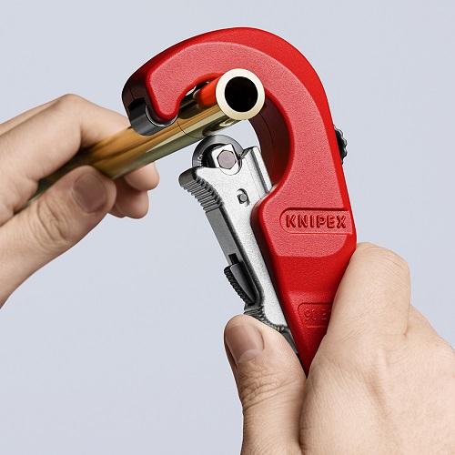 Труборез KNIPEX TubiX для стали и цветных металлов, рез: d 6 - 35 мм (1/4"-1 3/8"), толщина стенок до 2 мм, 260 мм, блистер KN-903102BK  в Екатеринбурге 
