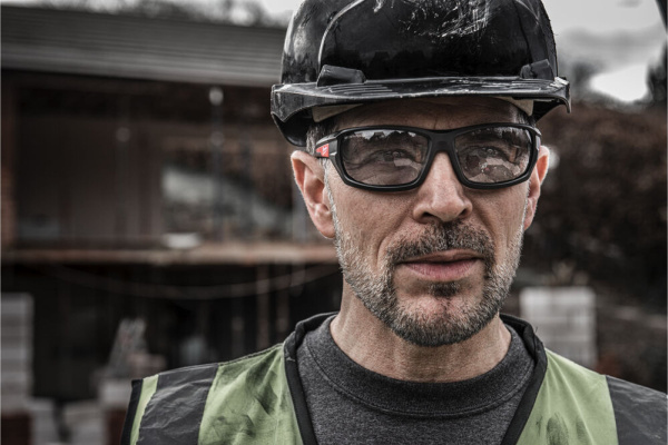 Защитные очки Milwaukee PERFORMANCE с покрытием AS/AF (серые) 4932478908