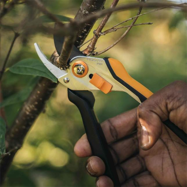 Секатор FISKARS плоскостной металлический Solid™ P331 1057163 в Екатеринбурге 