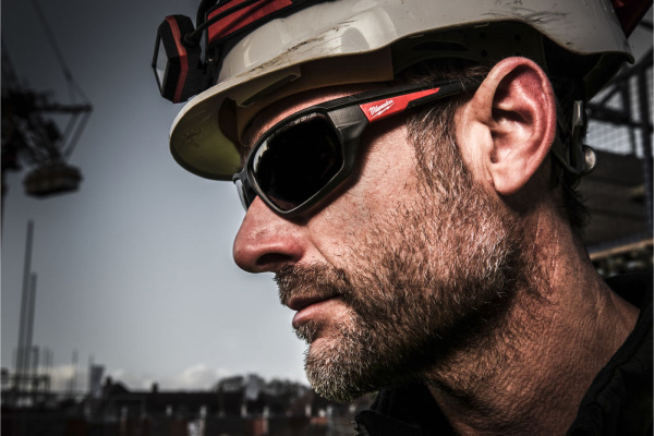 Очки защитные Milwaukee PERFORMANCE (затемненные) 4932471884