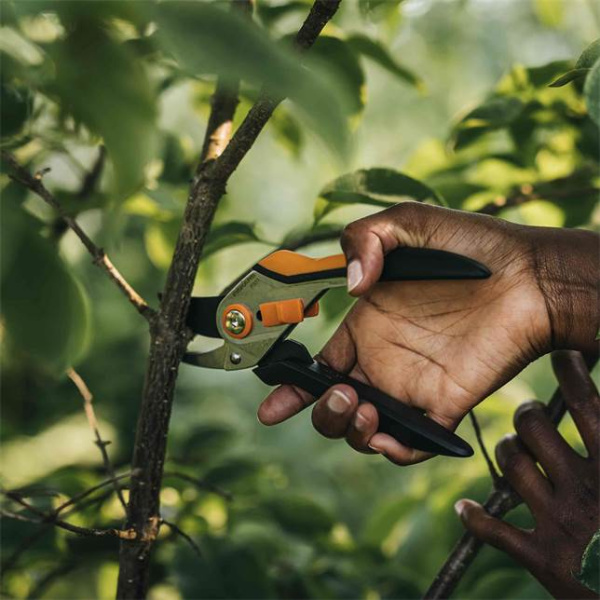 Секатор FISKARS плоскостной металлический Solid™ P331 1057163 в Екатеринбурге 