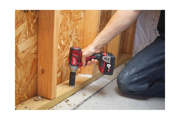 Аккумуляторный ударный гайковерт "Milwaukee" M18 BIW12-402C