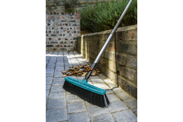 Комплект Gardena щетка для дорожек + Рукоятка деревянная 130 см  03622-36.000.00 в Екатеринбурге 