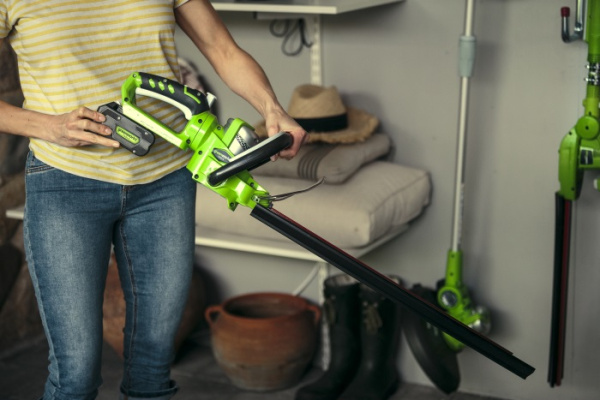 Аккумуляторные ножницы для живой изгороди "Greenworks" G24HT57 24V 2200107 в Екатеринбурге